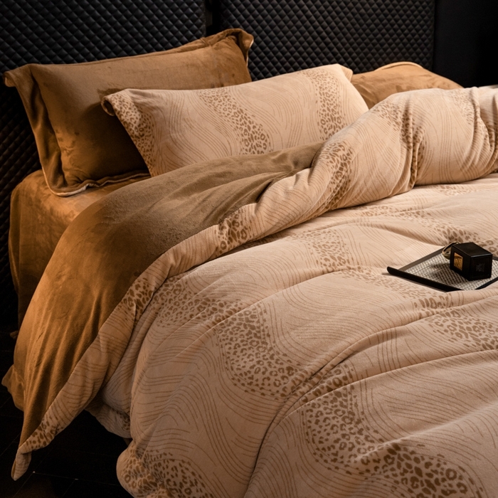 91家纺网 家纺一手货源 找家纺 （总）控价 2025新款高克重240克全消光A类印花牛奶绒四件套-有风