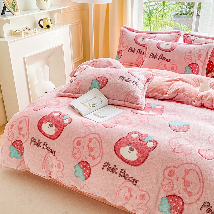 91家纺网 家纺一手货源 找家纺 梵克保罗 2024秋冬新品立体雪花绒单被套牛奶绒法莱绒雕花绒兔毛卡通四件套学生三件套 粉色小熊