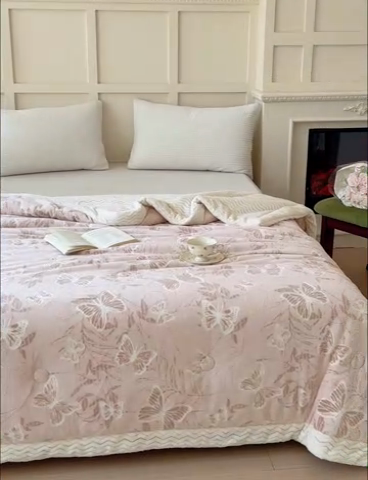 91家纺网 家纺一手货源 找家纺 金丝鸟 2024加厚240g立体雕花牛奶绒夹棉绗缝手包毛毯毯子 蝴蝶飞 咖 手包毯