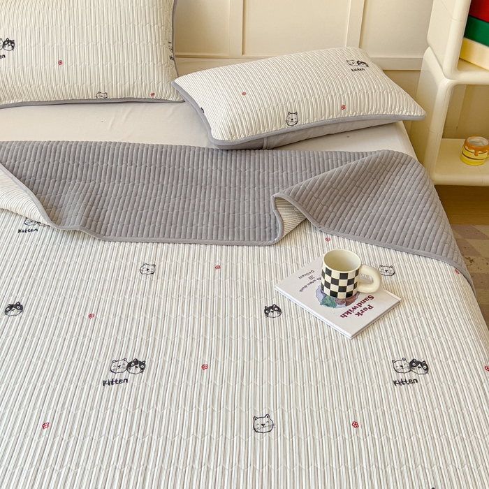 91家纺网 家纺一手货源 找家纺 金丝鸟 2024新款全棉纯棉加牛奶绒夹棉加绒床盖 小萌猫 棉绒床盖