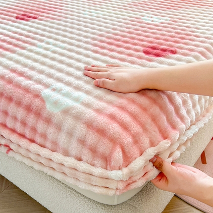 91家纺网 家纺一手货源 找家纺 喜居 2024新款A类兔毛泡泡牛奶绒床笠单床笠三件套 心动粉