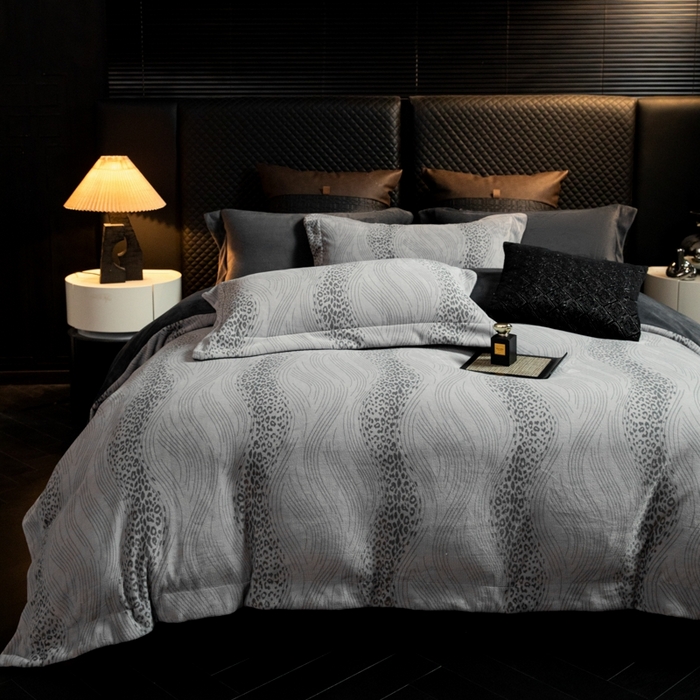 91家纺网 家纺一手货源 找家纺 新方向 2025新款高克重240克全消光A类印花牛奶绒四件套-有风 有风-深灰