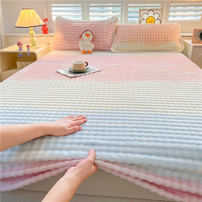 91家纺网 家纺一手货源 找家纺 喜居 2024新款A类兔毛泡泡牛奶绒床笠单床笠三件套 彩云端