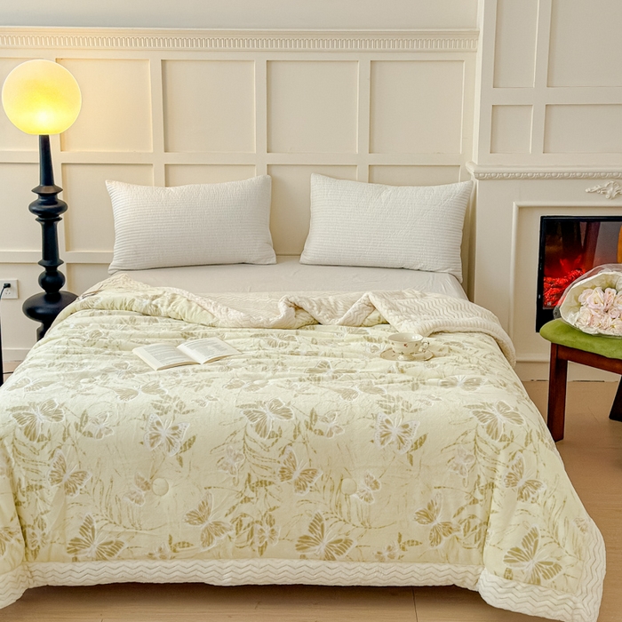 91家纺网 家纺一手货源 找家纺 金丝鸟 2024加厚240g立体雕花牛奶绒夹棉绗缝手包毛毯毯子 蝴蝶飞 草绿 手包毯