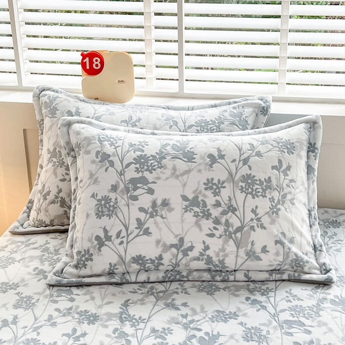 91家纺网 家纺一手货源 找家纺 金盛纺 2024新款雕花牛奶绒床单系列 花朝梦-灰