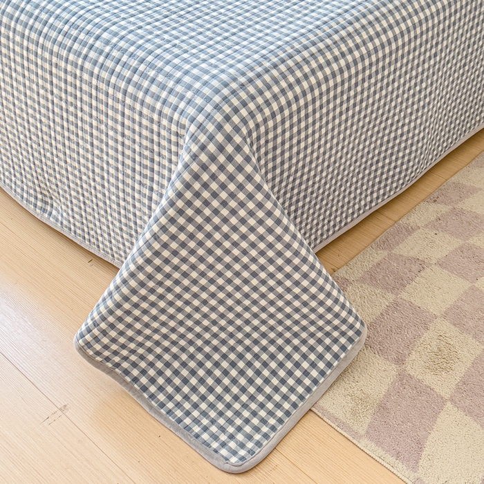 91家纺网 家纺一手货源 找家纺 金丝鸟 2024新款全棉纯棉加牛奶绒夹棉加绒床盖 蓝小格 棉绒床盖