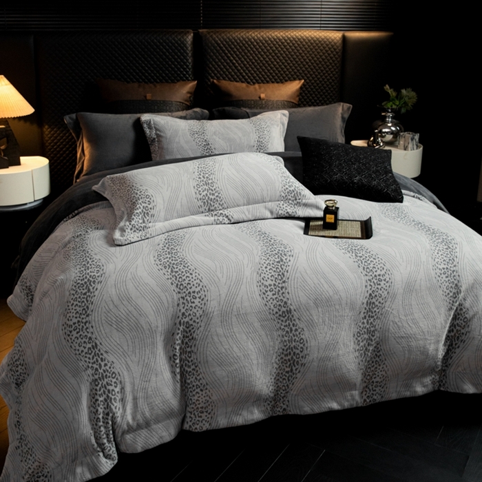 91家纺网 家纺一手货源 找家纺 新方向 2025新款高克重240克全消光A类印花牛奶绒四件套-有风 有风-深灰