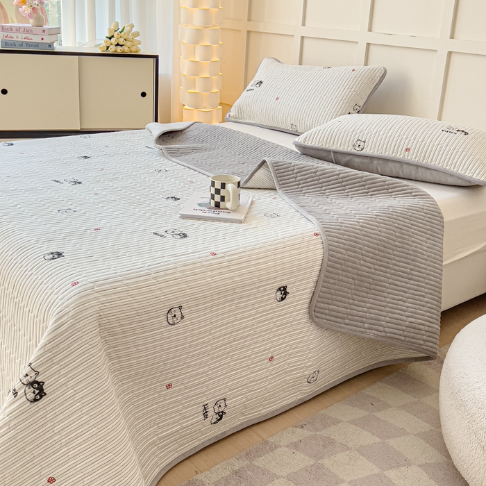 91家纺网 家纺一手货源 找家纺 金丝鸟 2024新款全棉纯棉加牛奶绒夹棉加绒床盖 小萌猫 棉绒床盖