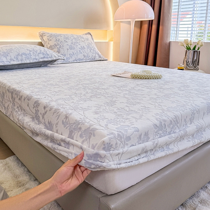 91家纺网 家纺一手货源 找家纺 金盛纺 2024新款雕花牛奶绒床笠 花朝梦-兰