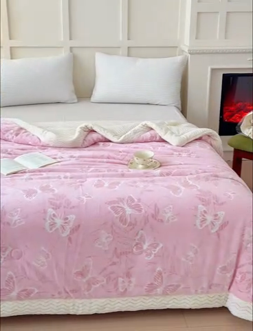 91家纺网 家纺一手货源 找家纺 金丝鸟 2024加厚240g立体雕花牛奶绒夹棉绗缝手包毛毯毯子 蝴蝶飞粉 手包毯