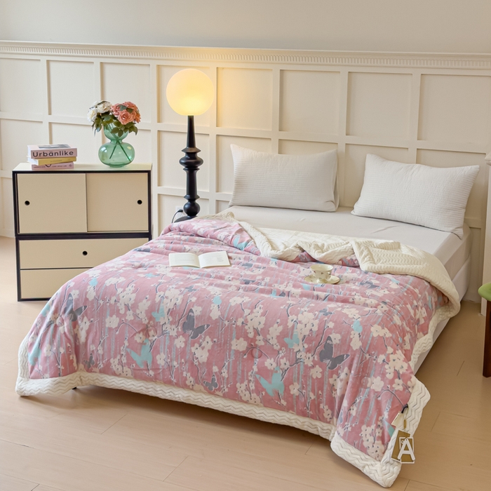 91家纺网 家纺一手货源 找家纺 金丝鸟 2024加厚240g立体雕花牛奶绒夹棉绗缝手包毛毯毯子 蝴蝶花 粉 手包毯