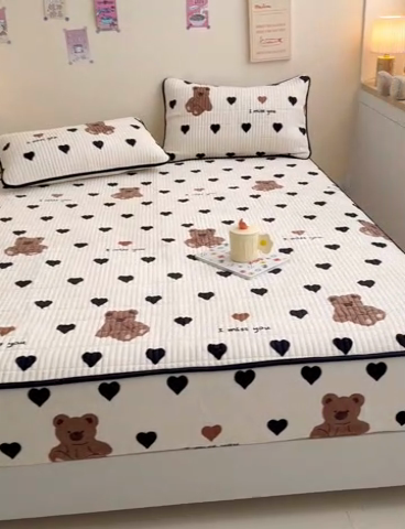 91家纺网 家纺一手货源 找家纺 金丝鸟 2024新款牛奶绒夹棉床笠 黑色爱心熊 夹棉床笠