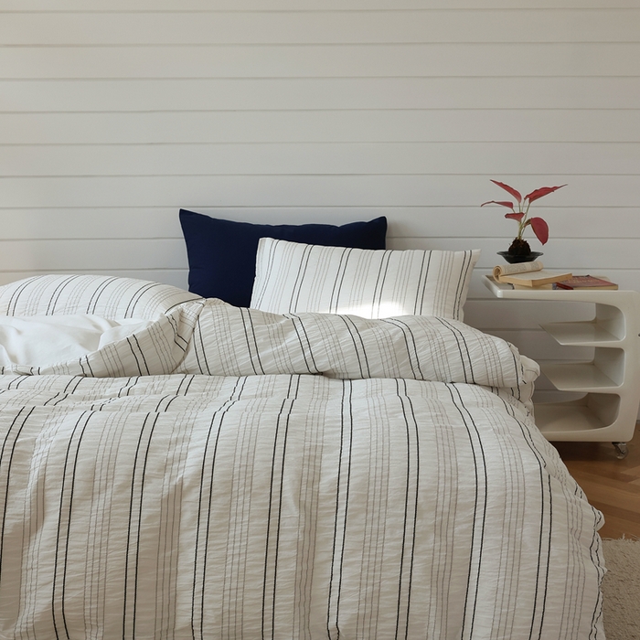 91家纺网 家纺一手货源 找家纺 棉眠 2024新款水洗皱皱纱色织提花线条混搭系列四件套 黑灰细条配灰