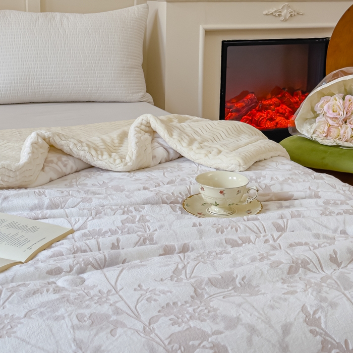 91家纺网 家纺一手货源 找家纺 金丝鸟 2024加厚240g立体雕花牛奶绒夹棉绗缝手包毛毯毯子 繁花咖 手包毯