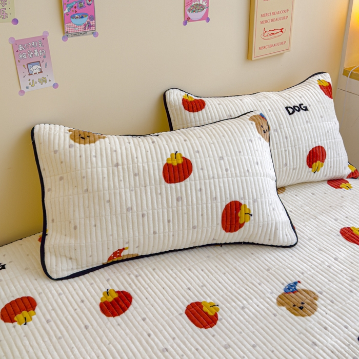 91家纺网 家纺一手货源 找家纺 金丝鸟 2024新款牛奶绒夹棉床笠 西红柿小狗 夹棉床笠