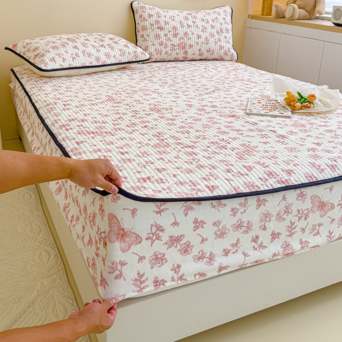 91家纺网 家纺一手货源 找家纺 金丝鸟 2024新款牛奶绒夹棉床笠 飞花粉 夹棉床笠