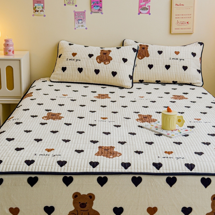 91家纺网 家纺一手货源 找家纺 金丝鸟 2024新款牛奶绒夹棉床笠 黑色爱心熊 夹棉床笠