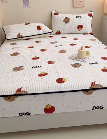 91家纺网 家纺一手货源 找家纺 金丝鸟 2024新款牛奶绒夹棉床笠 西红柿小狗 夹棉床笠