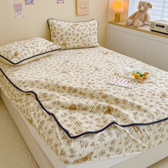 91家纺网 家纺一手货源 找家纺 金丝鸟 2024新款牛奶绒夹棉床笠 飞花咖 夹棉床笠