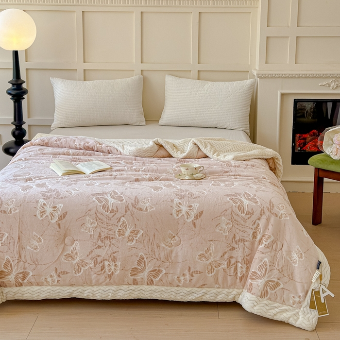 91家纺网 家纺一手货源 找家纺 金丝鸟 2024加厚240g立体雕花牛奶绒夹棉绗缝手包毛毯毯子 蝴蝶飞 咖 手包毯