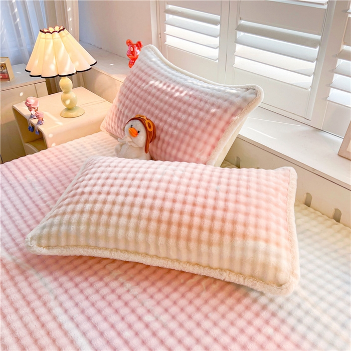 91家纺网 家纺一手货源 找家纺 喜居 2024新款A类兔毛泡泡牛奶绒床笠单床笠三件套 彩云端