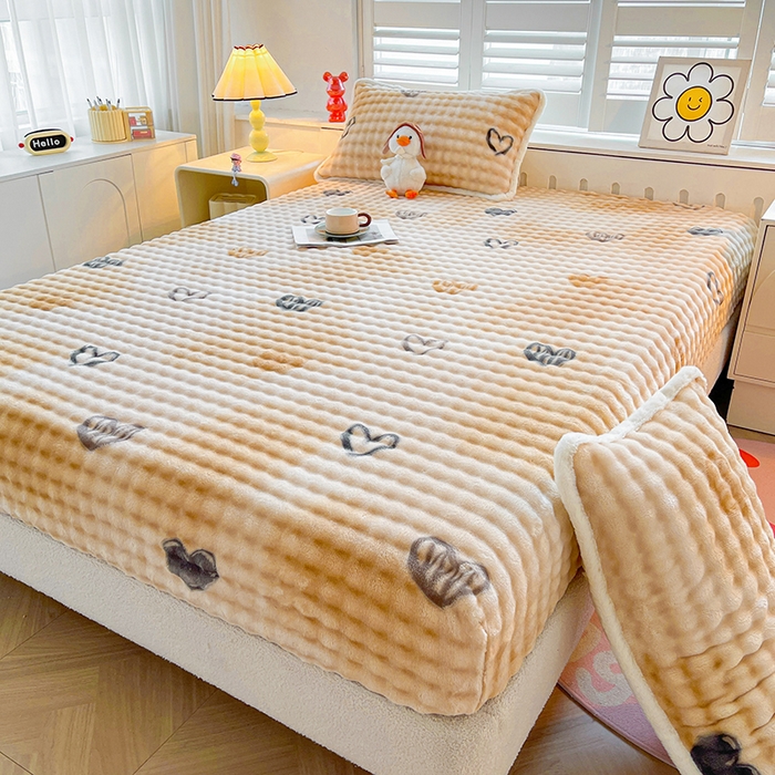 91家纺网 家纺一手货源 找家纺 喜居 2024新款A类兔毛泡泡牛奶绒床笠单床笠三件套 爱心咖