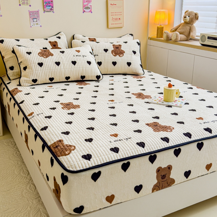 91家纺网 家纺一手货源 找家纺 金丝鸟 2024新款牛奶绒夹棉床笠 黑色爱心熊 夹棉床笠