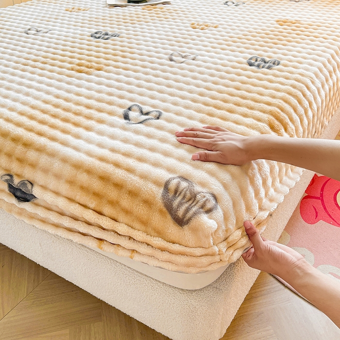 91家纺网 家纺一手货源 找家纺 喜居 2024新款A类兔毛泡泡牛奶绒床笠单床笠三件套 爱心咖