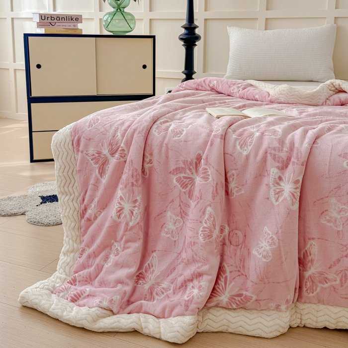 91家纺网 家纺一手货源 找家纺 金丝鸟 2024加厚240g立体雕花牛奶绒夹棉绗缝手包毛毯毯子 蝴蝶飞粉 手包毯