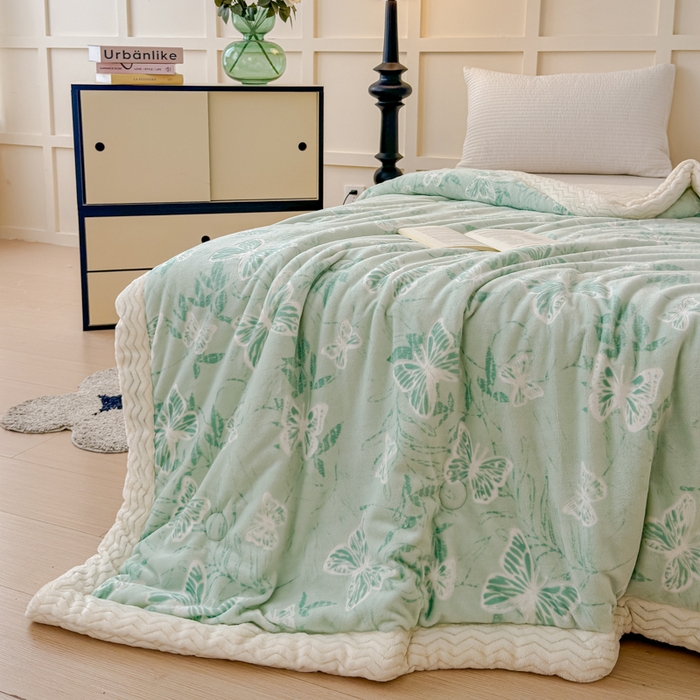 91家纺网 家纺一手货源 找家纺 金丝鸟 2024加厚240g立体雕花牛奶绒夹棉绗缝手包毛毯毯子 蝴蝶飞 绿 手包毯