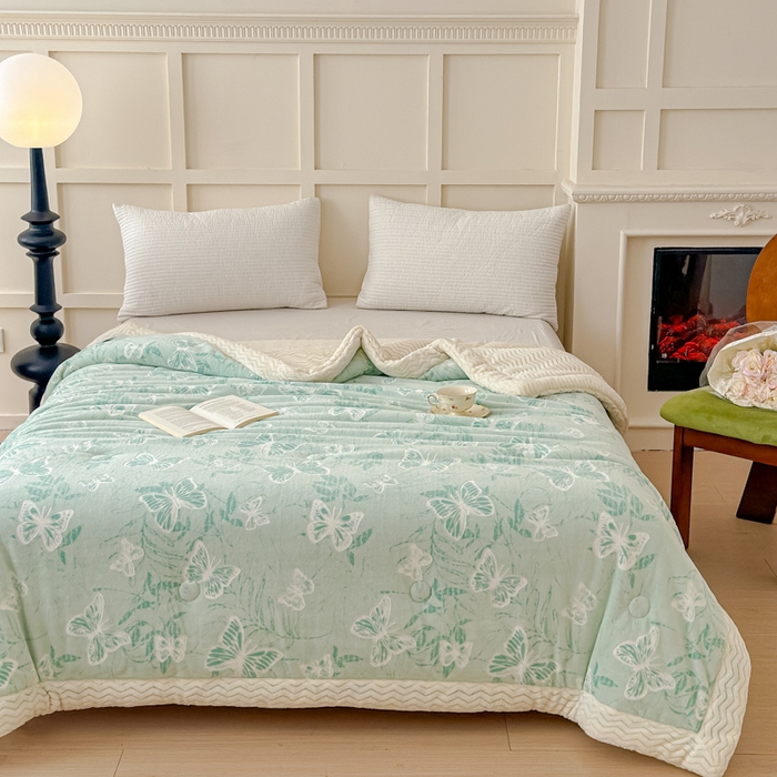 91家纺网 家纺一手货源 找家纺 金丝鸟 2024加厚240g立体雕花牛奶绒夹棉绗缝手包毛毯毯子 蝴蝶飞 绿 手包毯