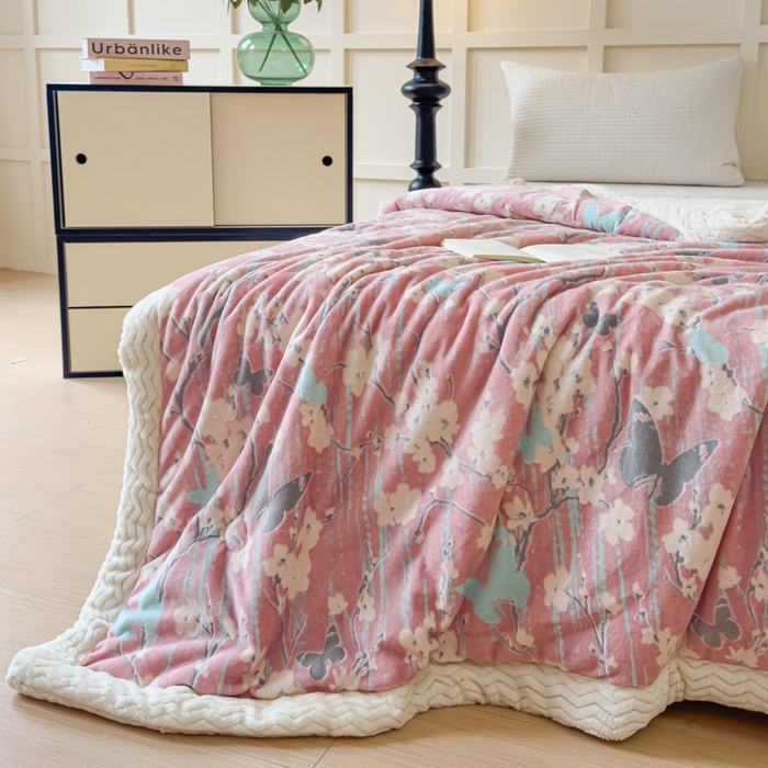 91家纺网 家纺一手货源 找家纺 金丝鸟 2024加厚240g立体雕花牛奶绒夹棉绗缝手包毛毯毯子 蝴蝶花 粉 手包毯