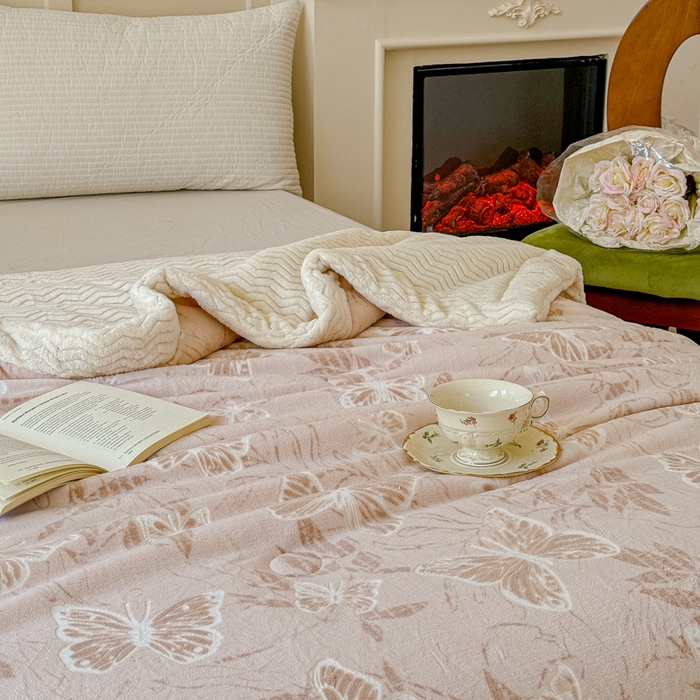 91家纺网 家纺一手货源 找家纺 金丝鸟 2024加厚240g立体雕花牛奶绒夹棉绗缝手包毛毯毯子 蝴蝶飞 咖 手包毯