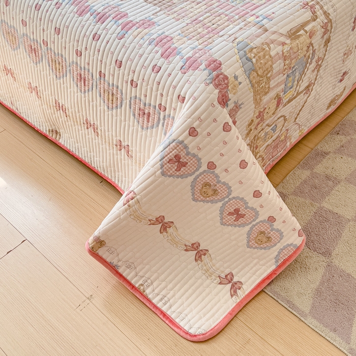 91家纺网 家纺一手货源 找家纺 金丝鸟 2024新款全棉纯棉加牛奶绒夹棉加绒床盖 熊熊的卧室 棉绒床盖