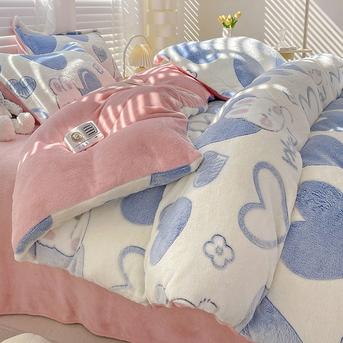 91家纺网 家纺一手货源 找家纺 梵克保罗 2024秋冬新品立体雪花绒单被套牛奶绒法莱绒雕花绒兔毛卡通四件套学生三件套 爱心兔