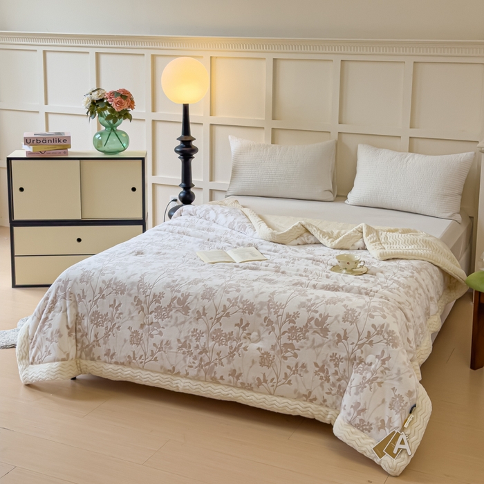 91家纺网 家纺一手货源 找家纺 金丝鸟 2024加厚240g立体雕花牛奶绒夹棉绗缝手包毛毯毯子 繁花咖 手包毯