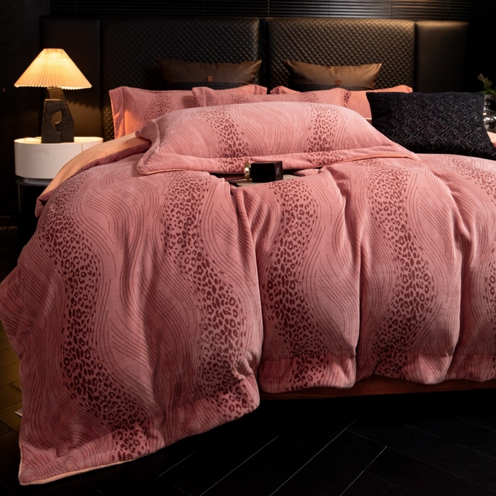 91家纺网 家纺一手货源 找家纺 新方向 2025新款高克重240克全消光A类印花牛奶绒四件套-有风 有风-豆沙玉