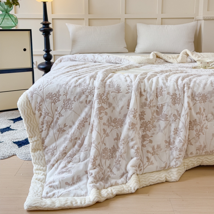 91家纺网 家纺一手货源 找家纺 金丝鸟 2024加厚240g立体雕花牛奶绒夹棉绗缝手包毛毯毯子 繁花咖 手包毯