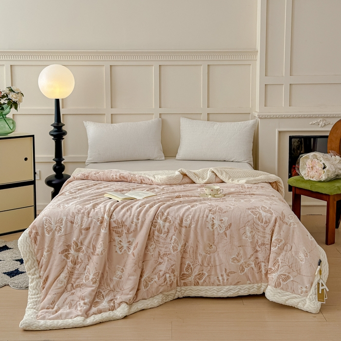 91家纺网 家纺一手货源 找家纺 金丝鸟 2024加厚240g立体雕花牛奶绒夹棉绗缝手包毛毯毯子 蝴蝶飞 咖 手包毯