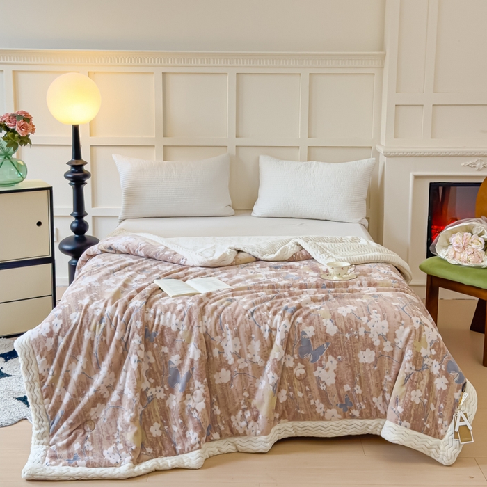 91家纺网 家纺一手货源 找家纺 金丝鸟 2024加厚240g立体雕花牛奶绒夹棉绗缝手包毛毯毯子 蝴蝶花咖 手包毯