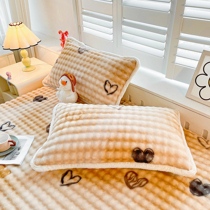 91家纺网 家纺一手货源 找家纺 喜居 2024新款A类兔毛泡泡牛奶绒床笠单床笠三件套 爱心咖