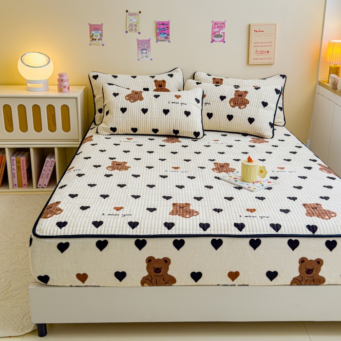 91家纺网 家纺一手货源 找家纺 金丝鸟 2024新款牛奶绒夹棉床笠 黑色爱心熊 夹棉床笠