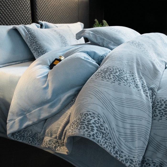 91家纺网 家纺一手货源 找家纺 新方向 2025新款高克重240克全消光A类印花牛奶绒四件套-有风 有风-以太兰