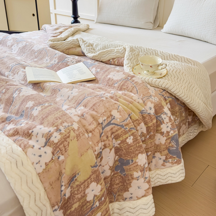 91家纺网 家纺一手货源 找家纺 金丝鸟 2024加厚240g立体雕花牛奶绒夹棉绗缝手包毛毯毯子 蝴蝶花咖 手包毯