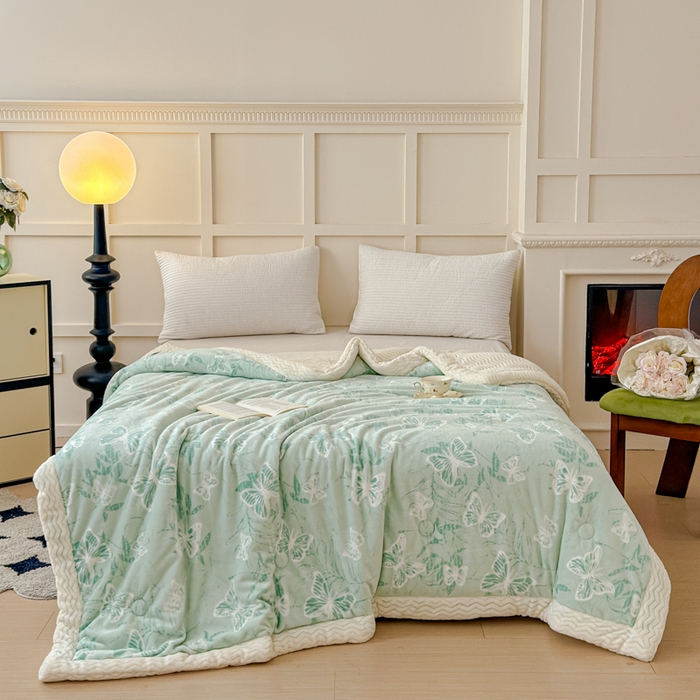 91家纺网 家纺一手货源 找家纺 金丝鸟 2024加厚240g立体雕花牛奶绒夹棉绗缝手包毛毯毯子 蝴蝶飞 绿 手包毯