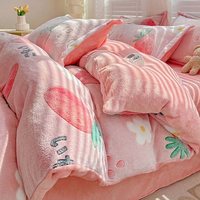 91家纺网 家纺一手货源 找家纺 梵克保罗 2024秋冬新品立体雪花绒单被套牛奶绒法莱绒雕花绒兔毛卡通四件套学生三件套 小草莓