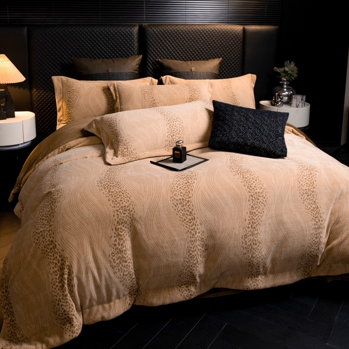 91家纺网 家纺一手货源 找家纺 新方向 2025新款高克重240克全消光A类印花牛奶绒四件套-有风 有风-咖啡