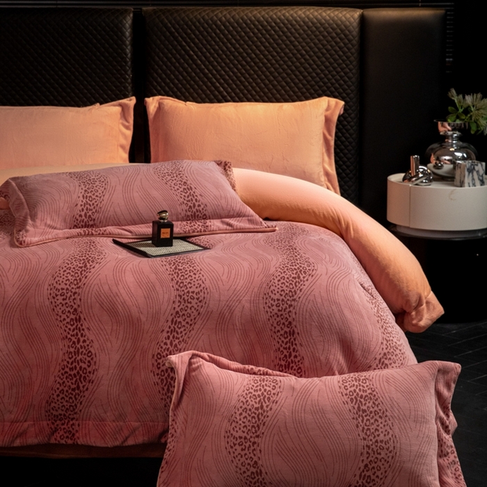 91家纺网 家纺一手货源 找家纺 新方向 2025新款高克重240克全消光A类印花牛奶绒四件套-有风 有风-豆沙玉