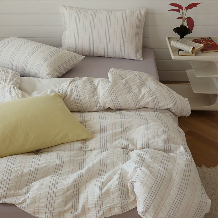 91家纺网 家纺一手货源 找家纺 棉眠 2024新款水洗皱皱纱色织提花线条混搭系列四件套 紫粉细条配浅紫