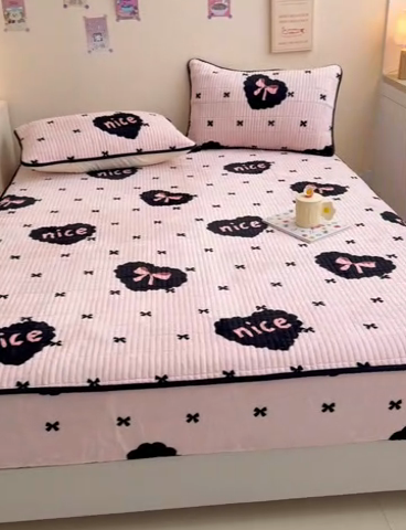 91家纺网 家纺一手货源 找家纺 金丝鸟 2024新款牛奶绒夹棉床笠 爱心蝴蝶结 夹棉床笠